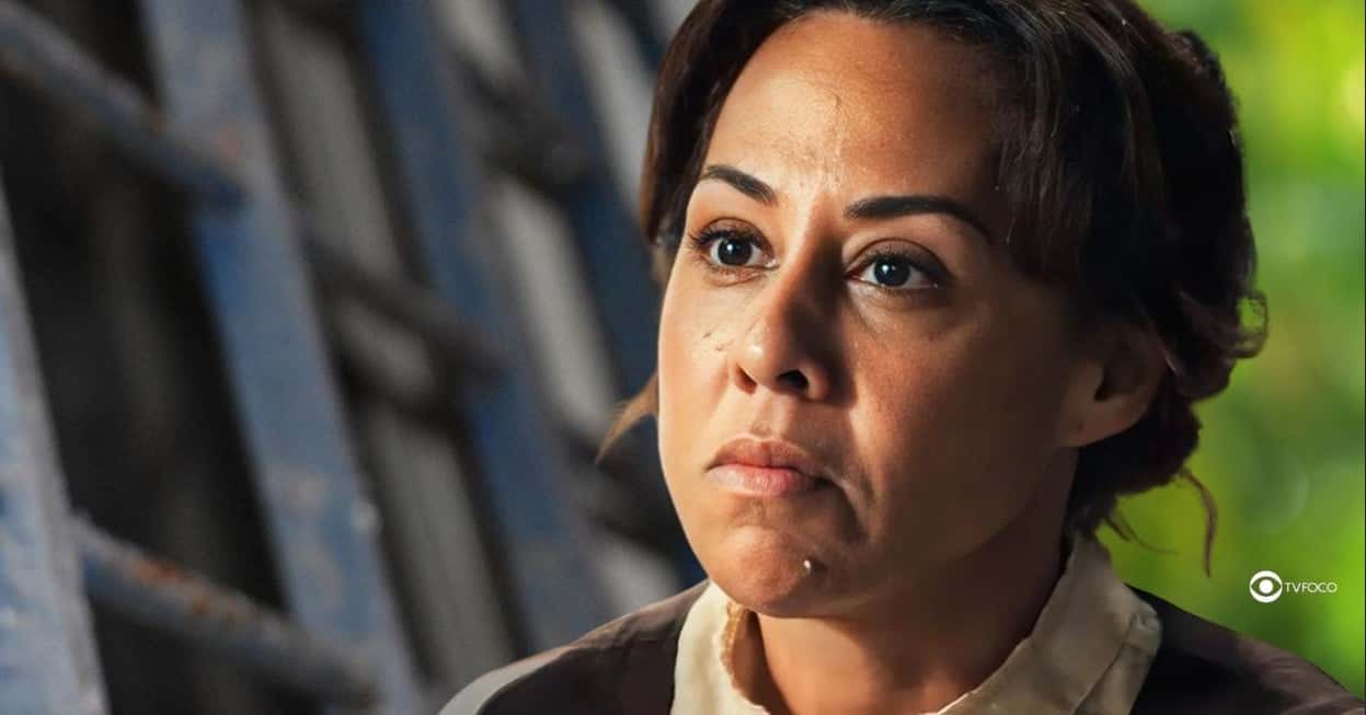 Zenaide (Evelyn Castro) em Êta Mundo Melhor! (Foto: Reprodução / Globo / Montagem TV Foco)
