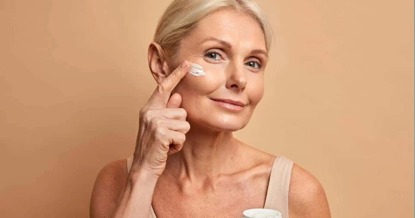Mulher com a pele madura usando produto anti-idade (Foto: Reprodução/ Internet)