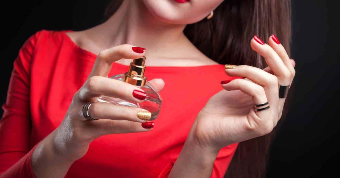 Mulher passando perfume - Foto Internet