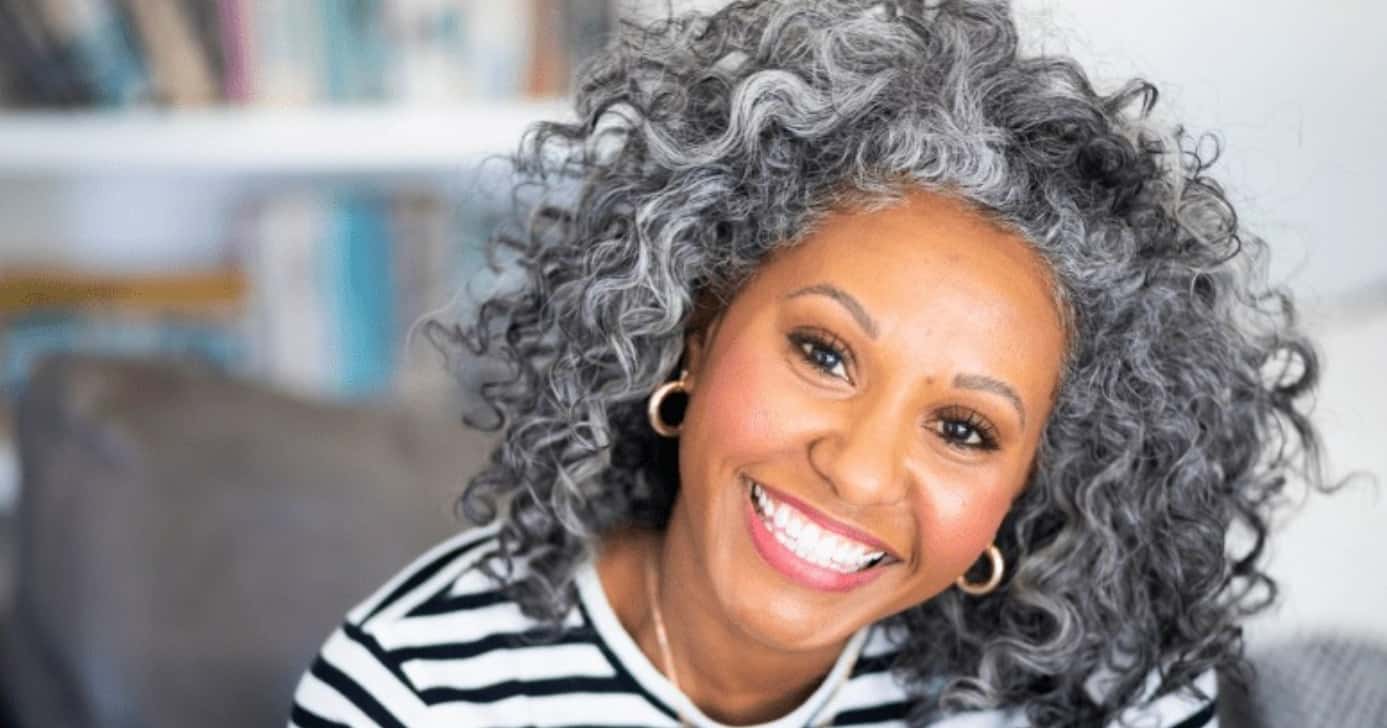 Cabelo branco e cacheado (Foto: iStock)