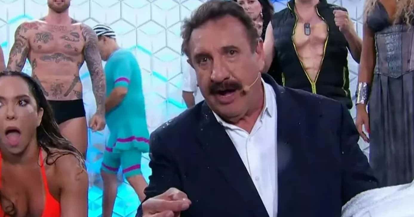 Ratinho ressuscita fenômeno nas noites do SBT e vai ao chão com berro ao vivo (Foto: Reprodução/ SBT)