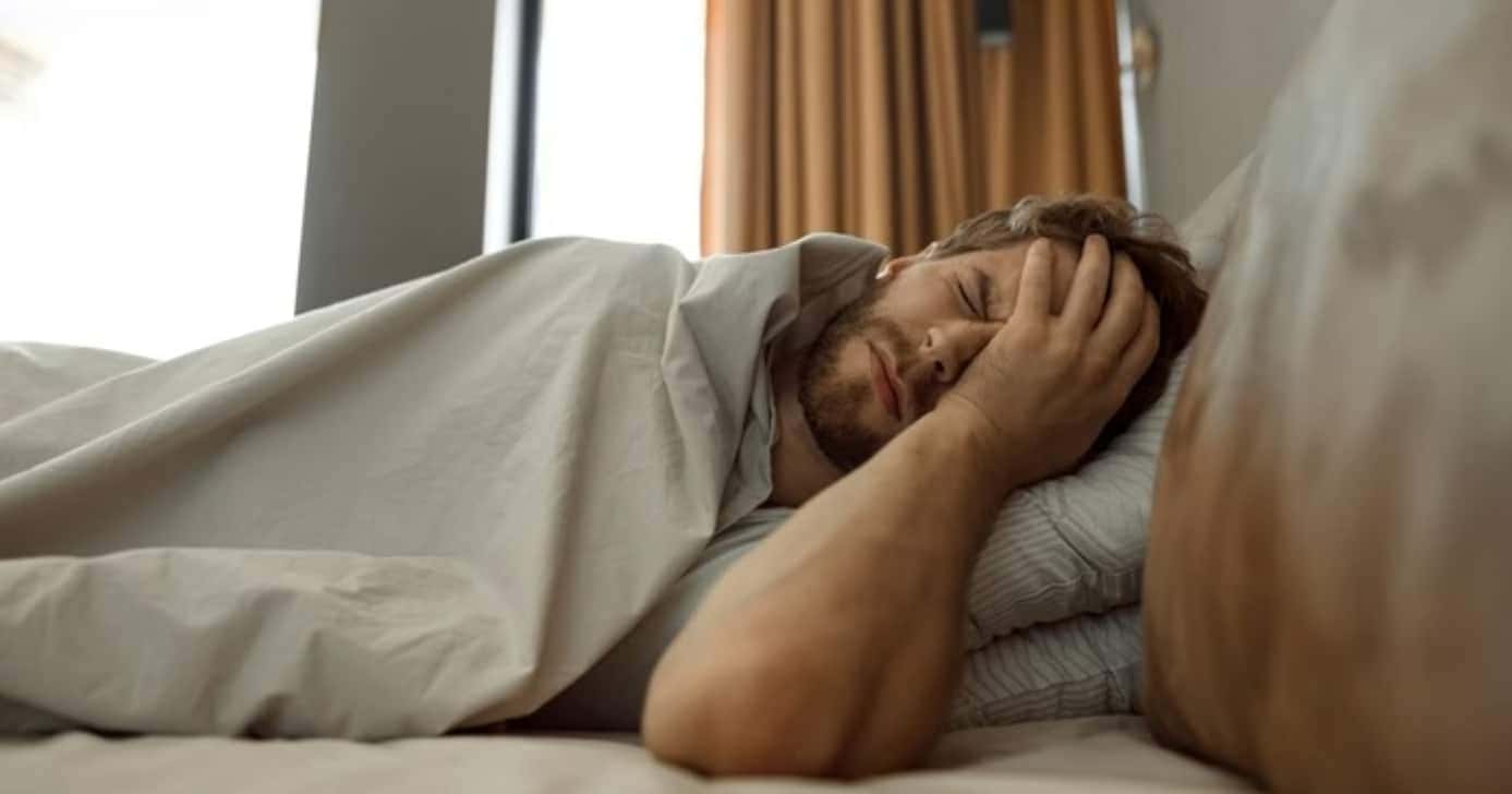 Dorme e acorda com sono? Veja o que pode ser e o que fazer (Foto: Getty Images)