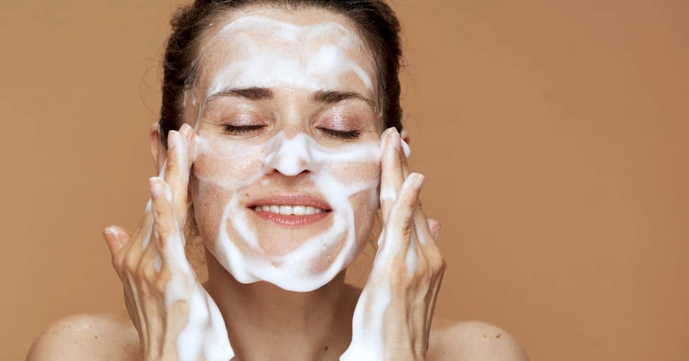 Mulher fazendo uma limpeza facial (Foto: Reprodução/ Internet)