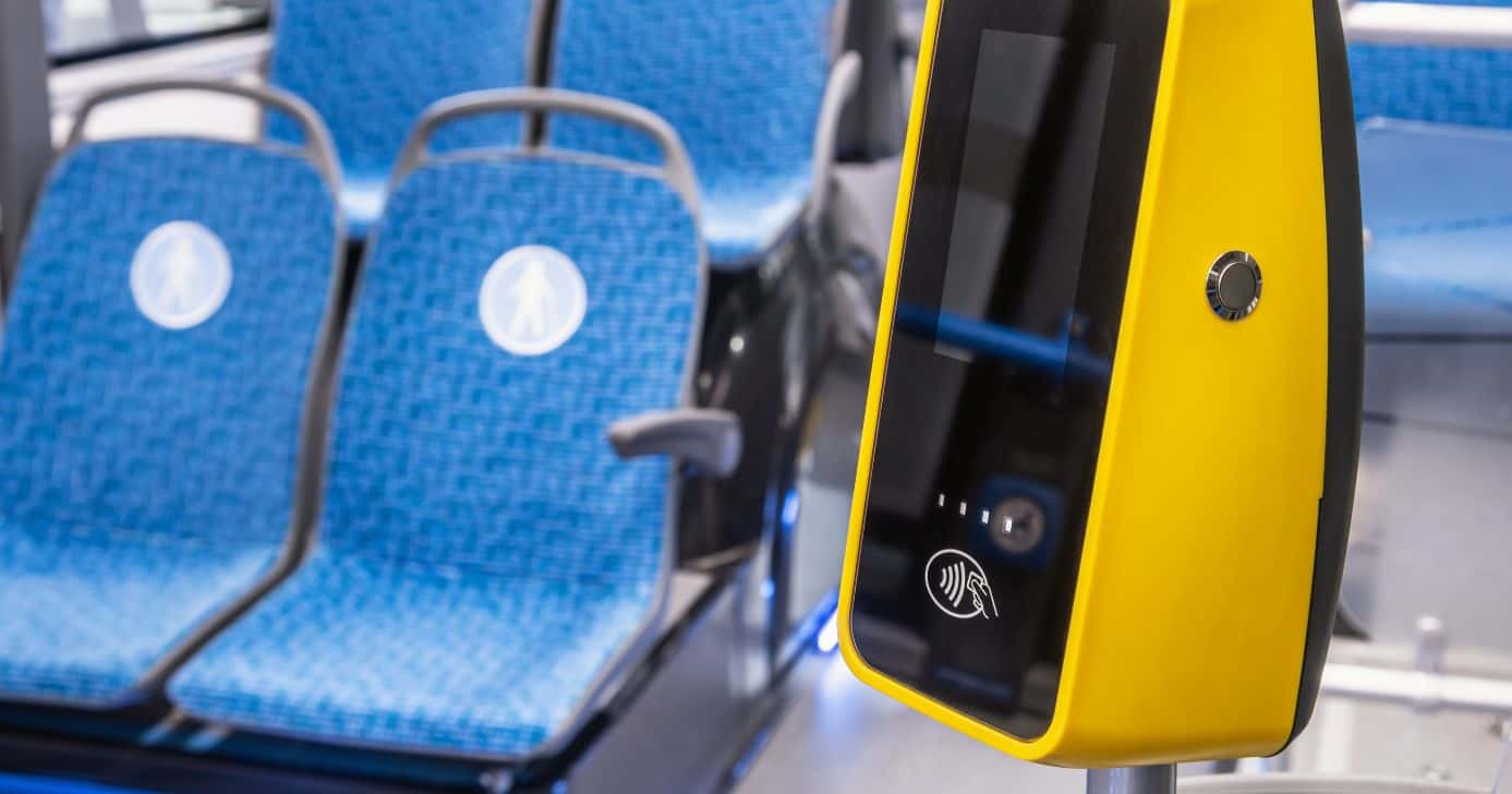 Passagem de graça aos ônibus para idosos (Foto: Canva)