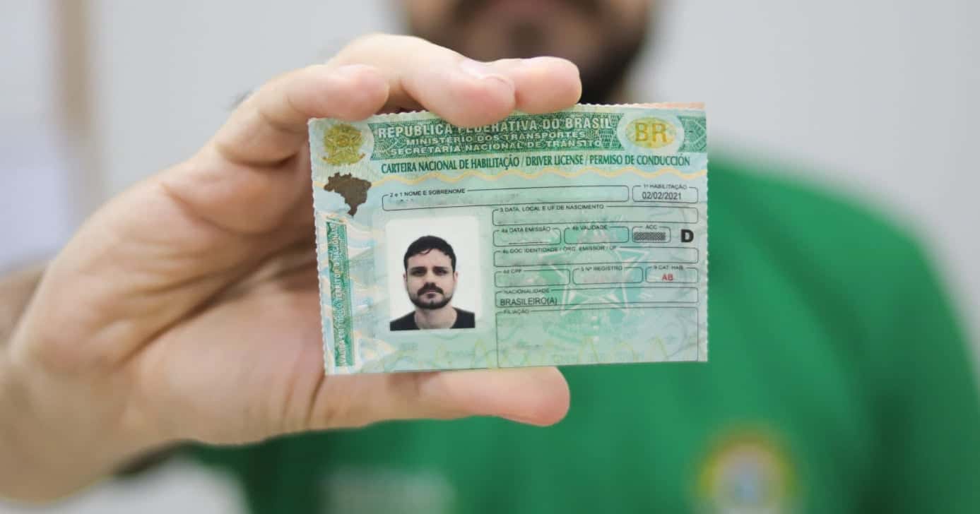 Homem segurado a CNH (Foto: Divulgação)