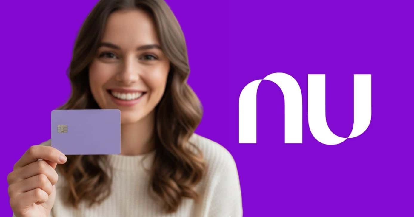 Mulher segurando cartão e logo Nubank (Foto: Montagem TV Foco / GMN / Internet)