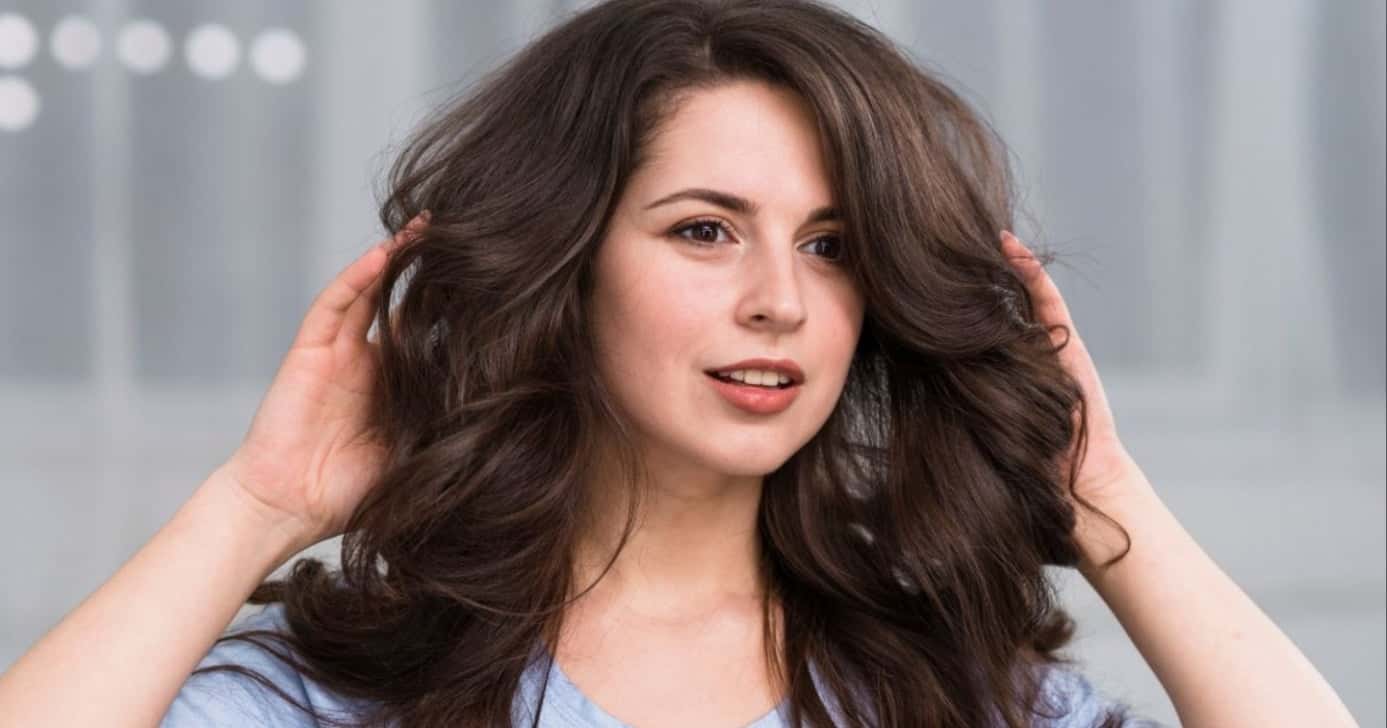 Mulher com o cabelo volumoso (Foto: Freepik)