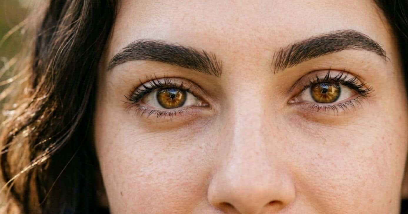 Ilustração mulher com sobrancelhas sem falhas (Foto: Montagem TV Foco / GMN)