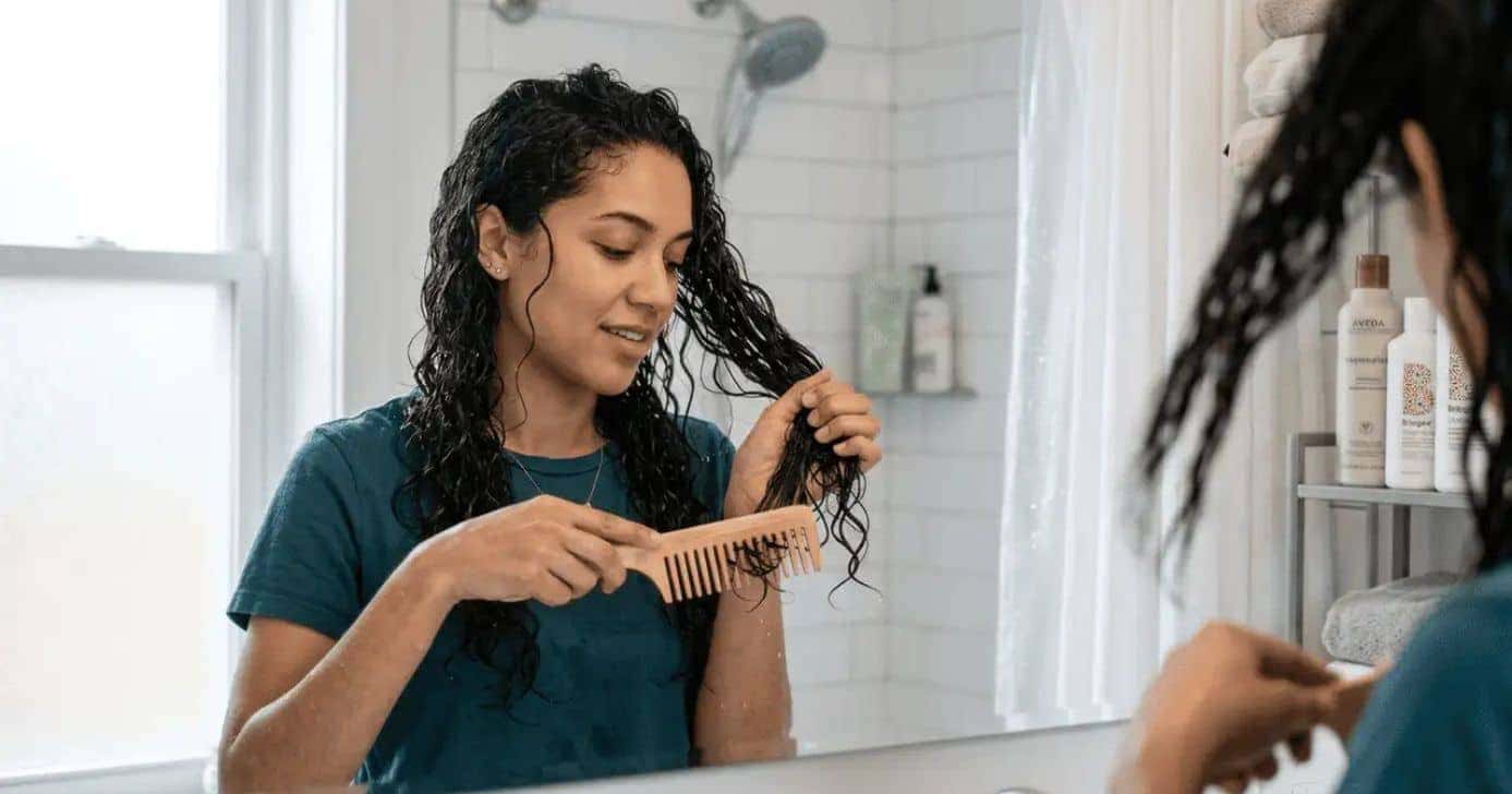 Pente que evita a quebra no cabelo molhado sem precisar usar produtos caros - Foto: Montagem