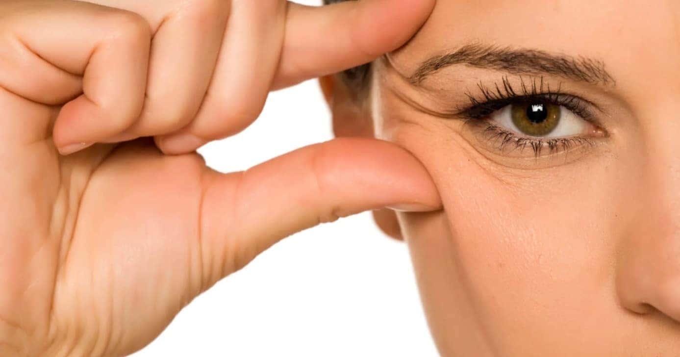 Veja como reduzir os pés de galinha ao redor dos olhos em casa (Foto: Reprodução/Internet)