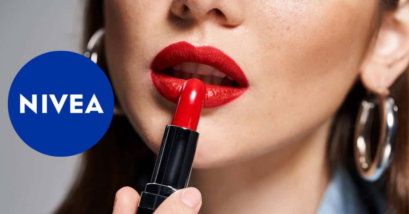Batom da Nivea reduz olheiras e ajuda a preparar a pele e evitar que o corretivo craquele (Foto Reprodução/Montagem/TV Foco/Canva/Paola)
