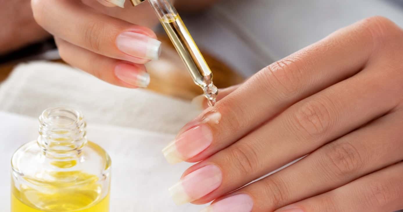Óleo natural deixa cutículas bonitas e unhas grandes (Foto: Gerada por IA)