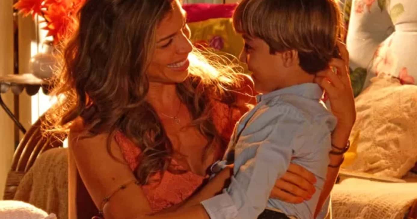 Grazi Massafera como Ester e Vitor Figueiredo como Samuca, filho da personagem (Foto: Reprodução/Internet)