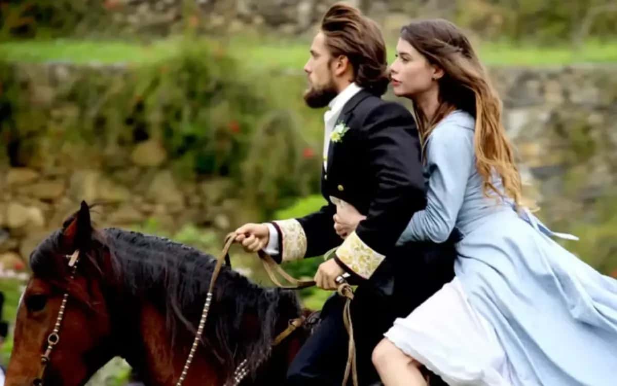 Lívia e Felipe fogem juntos em Além do Tempo. (Foto: reprodução/Globo) (Foto de reprodução Resumo das Novelas)