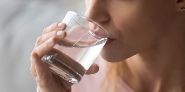 Beber 2 litros de água ajuda a melhorar a qualidade do corpo (Reprodução: Internet) Beber 2 litros de água ajuda a melhorar a qualidade do corpo (Reprodução: Internet)