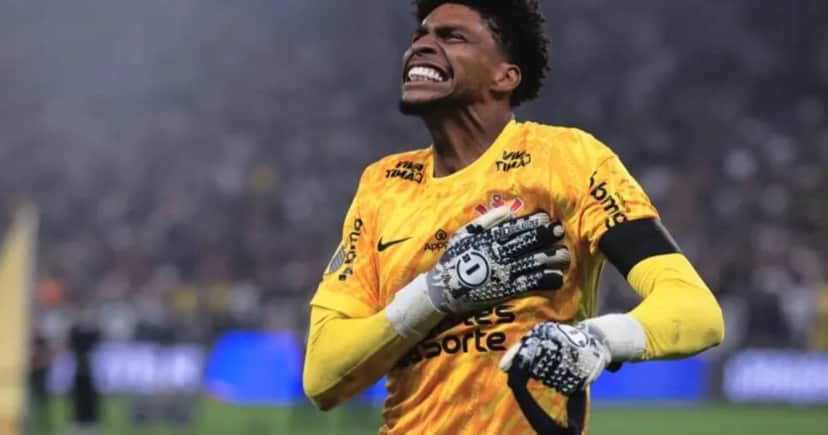 Hugo Souza, do Corinthians, derruba postura sigilosa e assume de vez com quem vive relação - (Foto: Ettore Chiereguini/AGIF Hugo Souza, do Corinthians, derruba postura sigilosa e assume de vez com quem vive relação - (Foto: Ettore Chiereguini/AGIF
