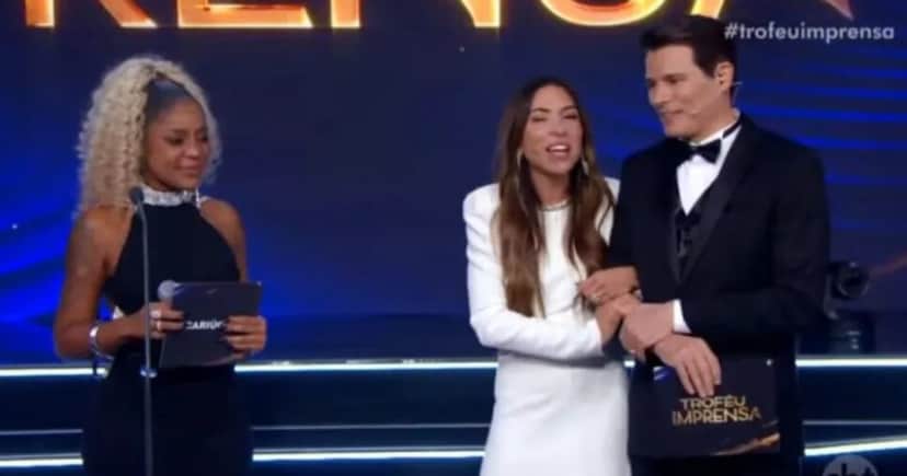Cariúcha recebe prêmio revelação (Foto: Reprodução) Cariúcha recebe prêmio revelação (Foto: Reprodução)