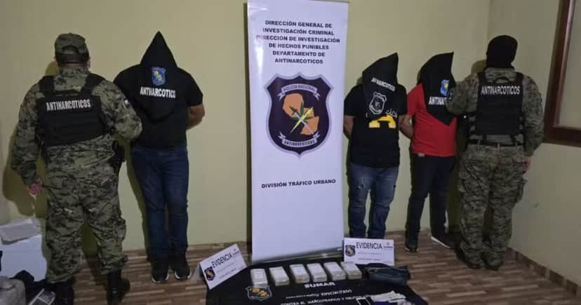 Ex-jogador do Santos e outros dois homens foram presos pro tráfico de drogas (Foto: Divulgação/Polícia do Paraguai) Ex-jogador do Santos e outros dois homens foram presos pro tráfico de drogas (Foto: Divulgação/Polícia do Paraguai)