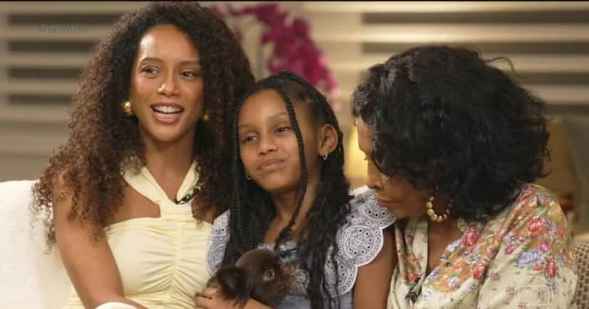A protagonista da novela das 21h da Globo ao lado de sua mãe e filha (Foto: Reprodução) A protagonista da novela das 21h da Globo ao lado de sua mãe e filha (Foto: Reprodução)