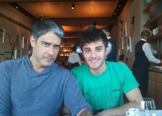 Hugo Bonemer ao lado lado de seu primo, William Bonner (Reprodução) Hugo Bonemer ao lado lado de seu primo, William Bonner (Reprodução)