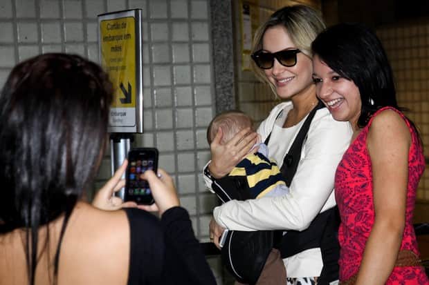 Claudia Leitte posa com fã (Foto: Manuela Scarpa / Foto Rio News Claudia Leitte posa com fã (Foto: Manuela Scarpa / Foto Rio News
