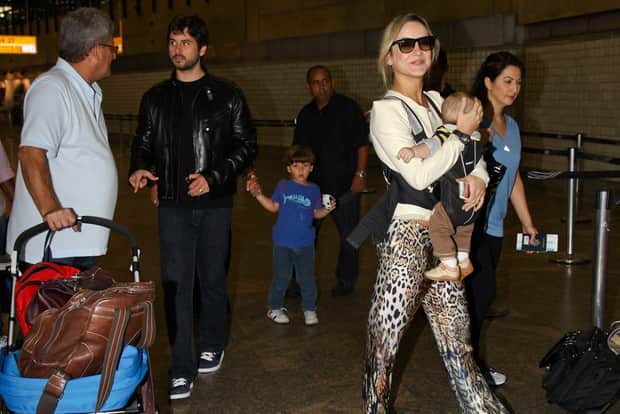 Sorridente, ela embarca com o marido - de casaco de couro -, o filho Davi, de camiseta azul, e o caçula (Foto: Manuela Scarpa / Foto Rio News) Sorridente, ela embarca com o marido - de casaco de couro -, o filho Davi, de camiseta azul, e o caçula (Foto: Manuela Scarpa / Foto Rio News)