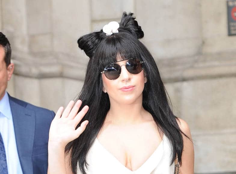 Mit Haarschleife und extravagantem weißem Kleid verlässt LADY GAGA ihr Hotel in London