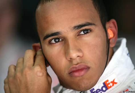 Lewis Hamilton fica sem graça com piada feita por integrante do "CQC"