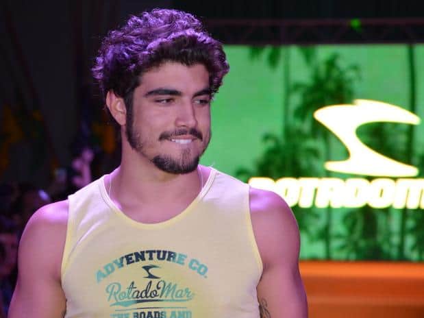 "Depois a gente critica porque o tal ator Caio Castro declarou que não lê livros"