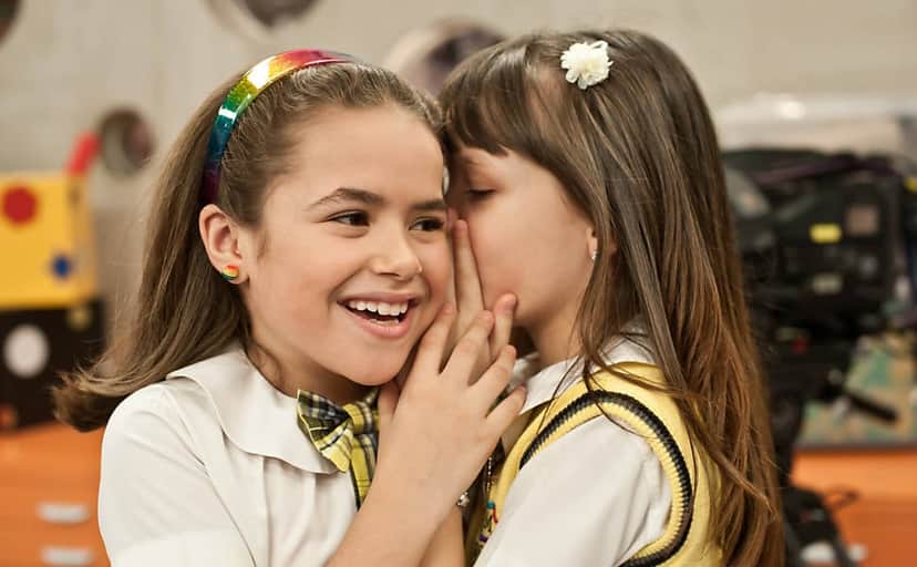 As contratadas de Silvio Santos, Maisa (Valéria) e Maria Joaquina (Larissa Manoela) em cena de Carrossel (Foto: Reprodução/SBT) As contratadas de Silvio Santos, Maisa (Valéria) e Maria Joaquina (Larissa Manoela) em cena de Carrossel (Foto: Reprodução/SBT)