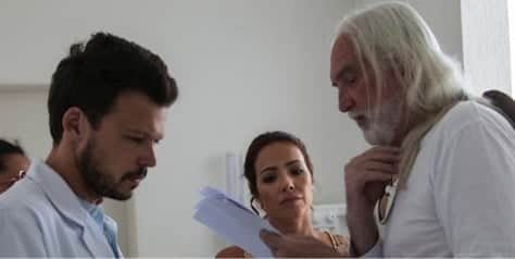 Observado por Renata Dominguez, Del Rangel orienta Guilherme Berenguer em gravação de Casamento Blindado (Foto: Edu Moraes/ Record) Observado por Renata Dominguez, Del Rangel orienta Guilherme Berenguer em gravação de Casamento Blindado (Foto: Edu Moraes/ Record)