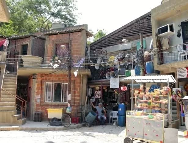 Em 2012 a Globo construiu dentro do Projac a cidade cenográfica do Complexo do Alemão para a novela “Salve Jorge” (Foto: Reprodução) Em 2012 a Globo construiu dentro do Projac a cidade cenográfica do Complexo do Alemão para a novela “Salve Jorge” (Foto: Reprodução)