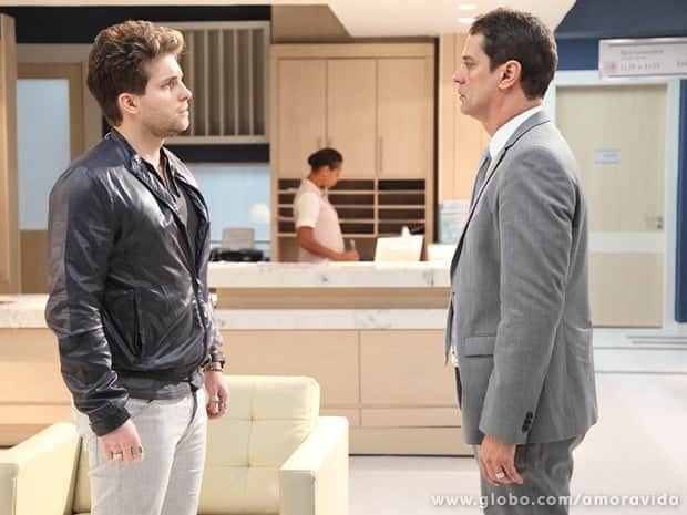 Niko vai até o hospital fazer pedido para Eron Niko vai até o hospital fazer pedido para Eron