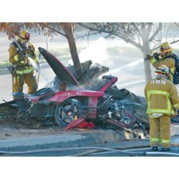 Carro ficou completamente destruído Carro ficou completamente destruído