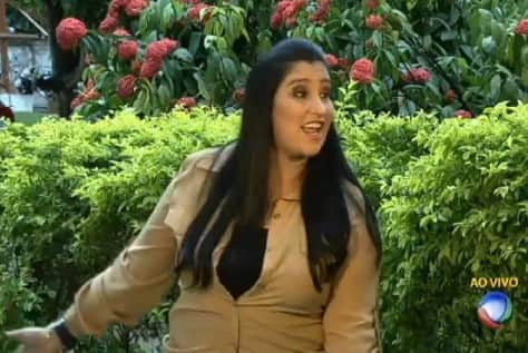 Fabíola vira alvo de brincadeiras ao ser pega cantando em programa ao vivo Fabíola vira alvo de brincadeiras ao ser pega cantando em programa ao vivo