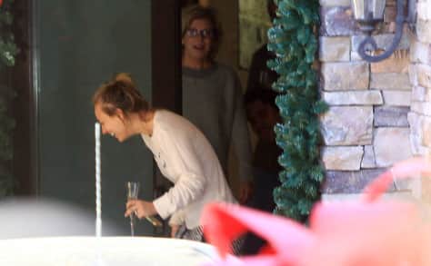 Cuoco fica alegre ao ver surpresa da mãe com o carro que ganhou de presente Cuoco fica alegre ao ver surpresa da mãe com o carro que ganhou de presente