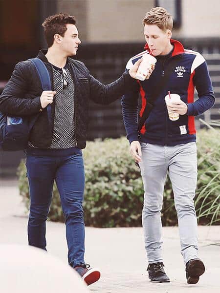 Tom Daley ao lado de seu namorado Tom Daley ao lado de seu namorado
