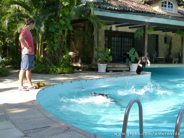Aline pula na piscina para salvar César Aline pula na piscina para salvar César