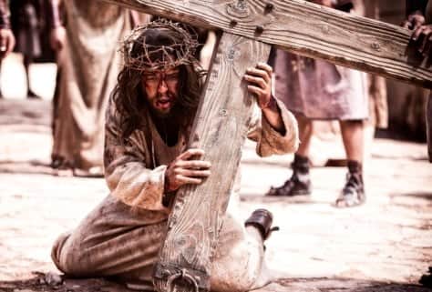 Jesus é crucificado! Jesus é crucificado!