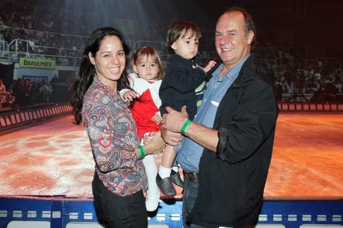Claudia Mauro, Paulo César Grande e os gêmeos Carolina e Pedro (Foto: Divulgação) Claudia Mauro, Paulo César Grande e os gêmeos Carolina e Pedro (Foto: Divulgação)