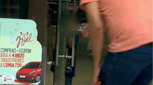 Estranho oferece pirulito para criança em shopping e em praias (Foto: Reprodução/ TV Globo) Estranho oferece pirulito para criança em shopping e em praias (Foto: Reprodução/ TV Globo)