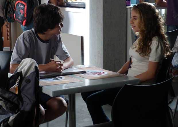 Vitor recusa convite da ex e ela fica chateada (Foto: TV Globo) Vitor recusa convite da ex e ela fica chateada (Foto: TV Globo)