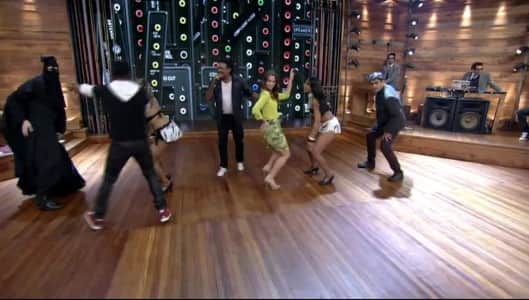 Zeca Camargo rebola com a atriz Paolla Oliveira e o grupo É o Tchan no Vídeo Show, da Globo Zeca Camargo rebola com a atriz Paolla Oliveira e o grupo É o Tchan no Vídeo Show, da Globo