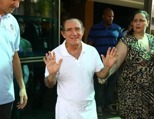 Renato Aragão já deixou o hospital Renato Aragão já deixou o hospital