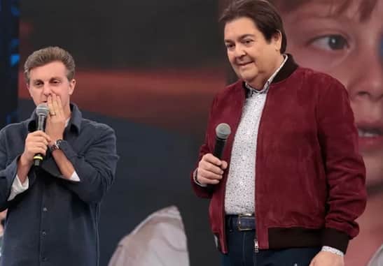 Após expulsão de Faustão, Huck é flagrado nos estúdios do Domingão e tem verdade escorraçada: "Muito falso" Após expulsão de Faustão, Huck é flagrado nos estúdios do Domingão e tem verdade escorraçada: "Muito falso"