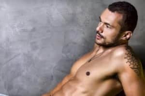 Ex-ator da Globo tira a roupa e mostra tudo em novela no exterior Ex-ator da Globo tira a roupa e mostra tudo em novela no exterior