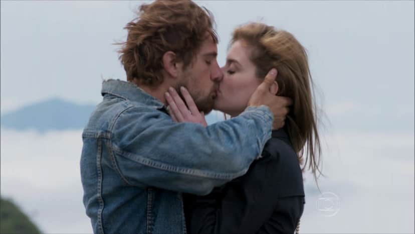 Felipe (Rafael Cardoso) e Lívia (Alinne Moraes) em cena final de "Além do Tempo" (Foto: Reprodução/Globo) Felipe (Rafael Cardoso) e Lívia (Alinne Moraes) em cena final de "Além do Tempo" (Foto: Reprodução/Globo)