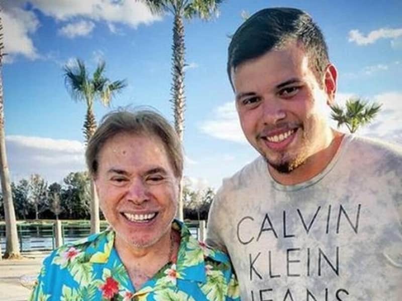 Silvio Santos aparece ao lado de fã em Orlando (Foto: Reprodução/Instagram) Silvio Santos aparece ao lado de fã em Orlando (Foto: Reprodução/Instagram)
