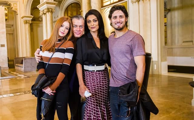 Eliza (Marina Ruy Barbosa), Arthur (Fábio Assunção), Carolina (Juliana Paes) e Rafael (Daniel Rocha) em Montevideo (Foto: Globo/João Miguel Júnior) Eliza (Marina Ruy Barbosa), Arthur (Fábio Assunção), Carolina (Juliana Paes) e Rafael (Daniel Rocha) em Montevideo (Foto: Globo/João Miguel Júnior)