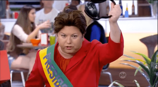 Alexandre Porpetone faz imitação de Dilma Rousseff em "A Praça é Nossa" (Foto: Reprodução/SBT) Alexandre Porpetone faz imitação de Dilma Rousseff em "A Praça é Nossa" (Foto: Reprodução/SBT)